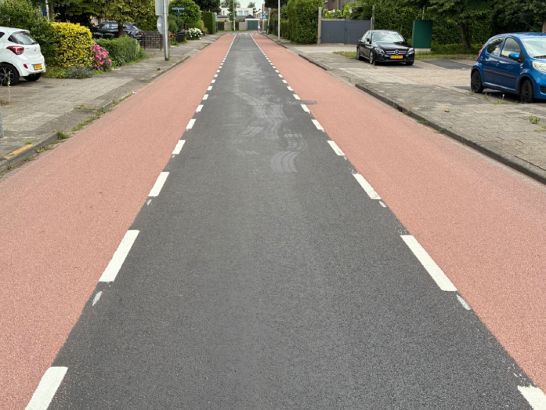 De vernieuwde rijbaan en bestrating na de werkzaamheden in Krimpen aan de Lek.