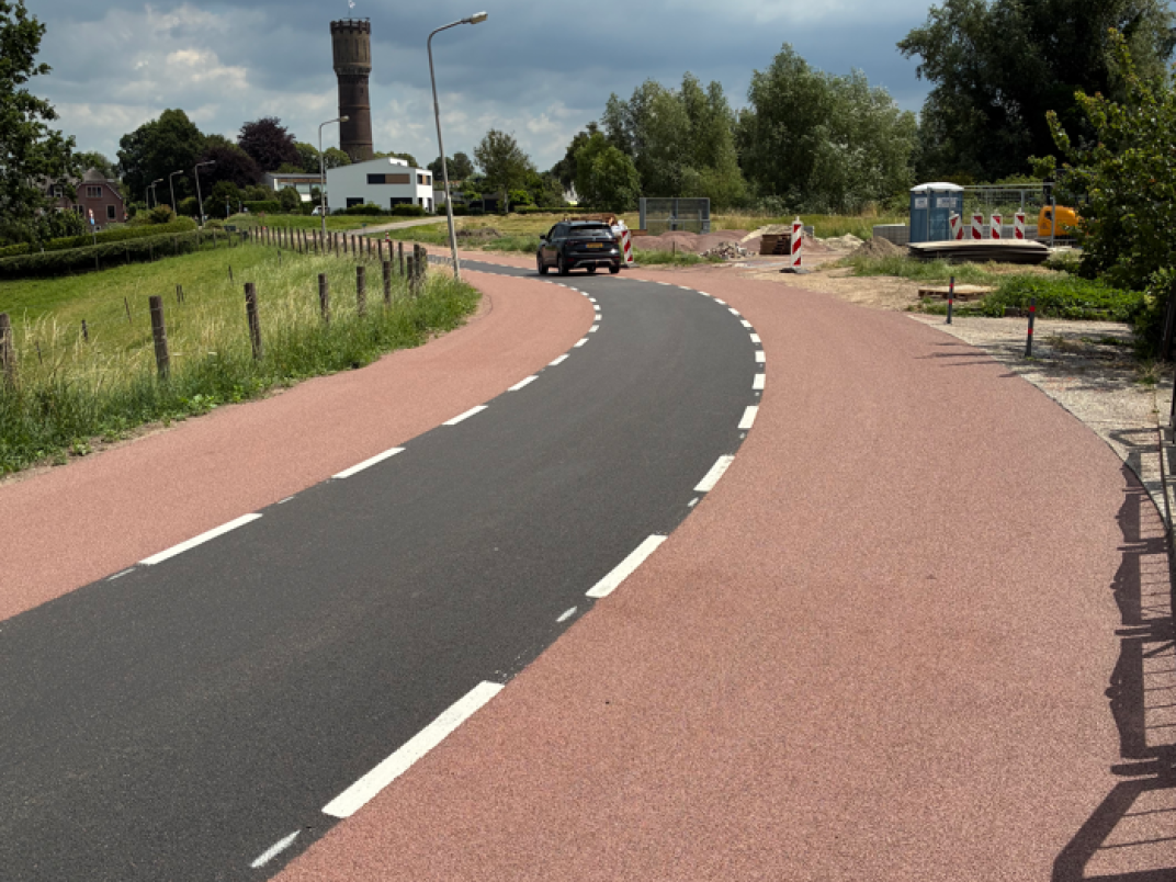 De vernieuwde rijbaan en bestrating na de werkzaamheden in Krimpen aan de Lek.