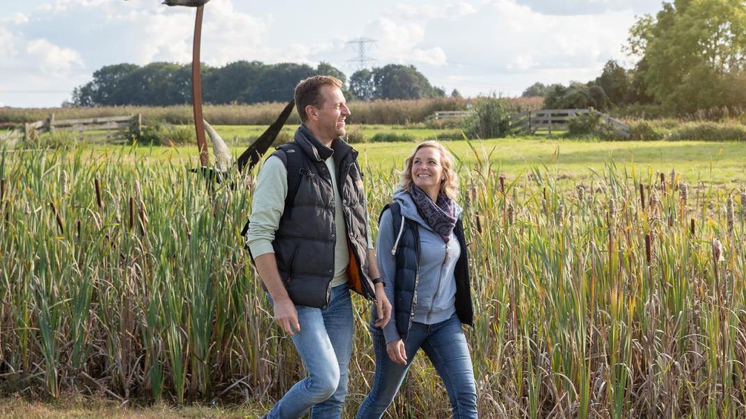 Man en vrouw wandelen in de natuur.